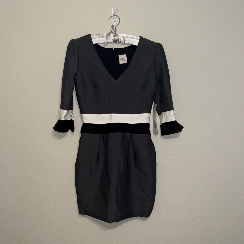 Camilyn Beth Jodianne Chic Gray Bell Sleeve Mini Dress - size 2. B7